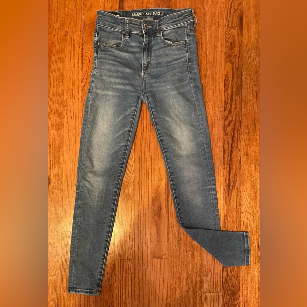 VGC American Eagle Womens Jegging Next Level Stretch. 2 Short. Med Blue wash.
